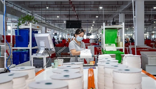 福建輔布司紡織有限公司生產(chǎn)車間采用工業(yè)互聯(lián)網(wǎng)平臺(tái)流水線作業(yè)。林雙偉 攝