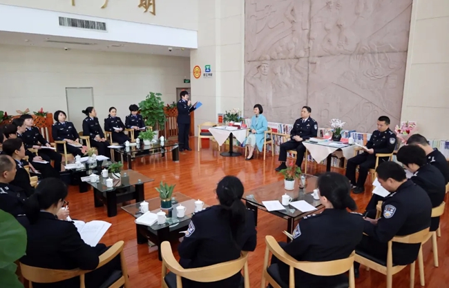 龍巖市公安局召開“書香警營·文沁警心”慶“三八”讀書分享會