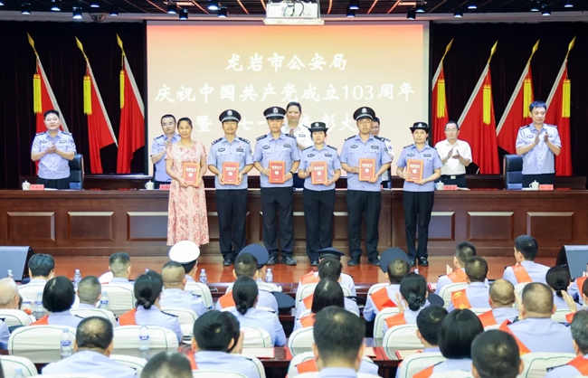 龍巖市公安局領導為主題征文演講比賽獲獎選手頒獎