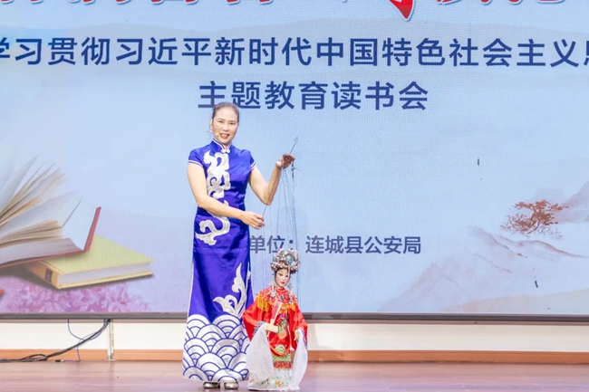 中國民間文藝家協(xié)會會員、提線木偶戲傳承人李慶梅在讀書會上表演木偶戲