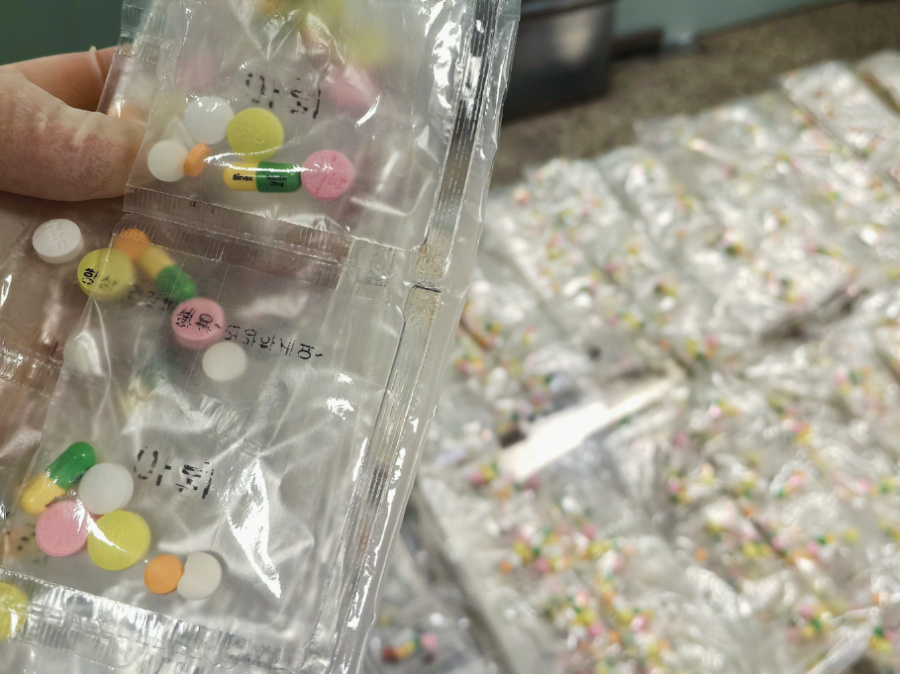 海關(guān)關(guān)員在行李箱內(nèi)發(fā)現(xiàn)的不同顏色、不同形狀，僅用透明塑料袋簡單包裝的彩色藥品。謝臻攝