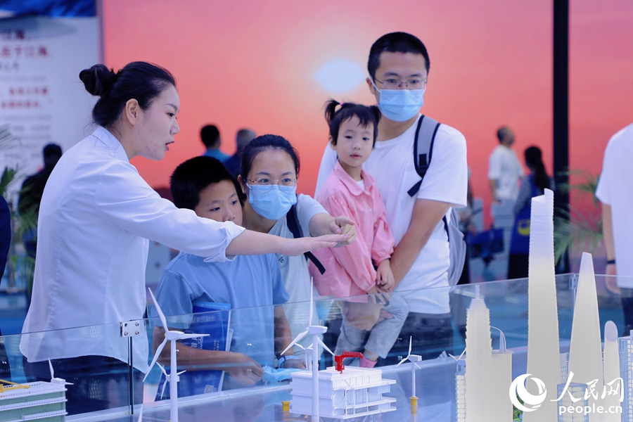 參展商向觀眾介紹航海裝備使用情況。人民網(wǎng) 李唯一攝