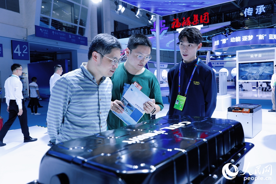 觀眾在寧德時代展區(qū)了解新能源電池有關(guān)情況。人民網(wǎng) 李唯一攝