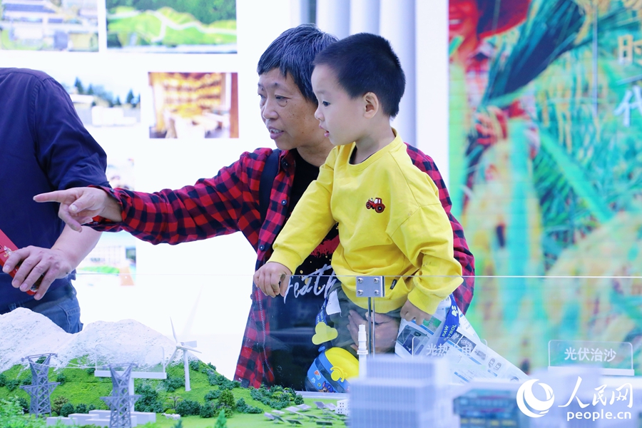 觀眾參觀三峽工程沙盤。人民網(wǎng) 李唯一攝