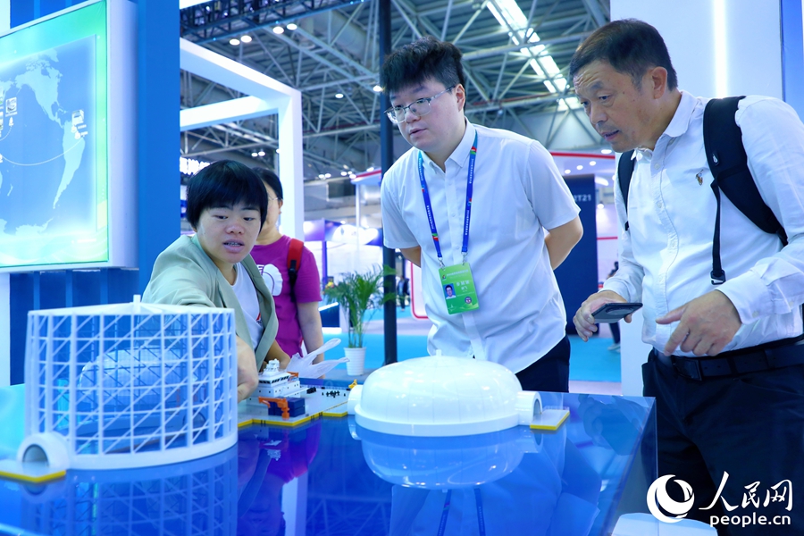 觀眾參觀“翻轉(zhuǎn)漁場”模型。人民網(wǎng) 李唯一攝