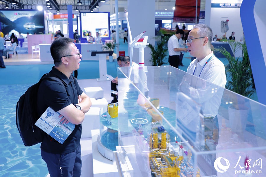 觀眾向參展商了解航海裝備。人民網(wǎng) 李唯一攝
