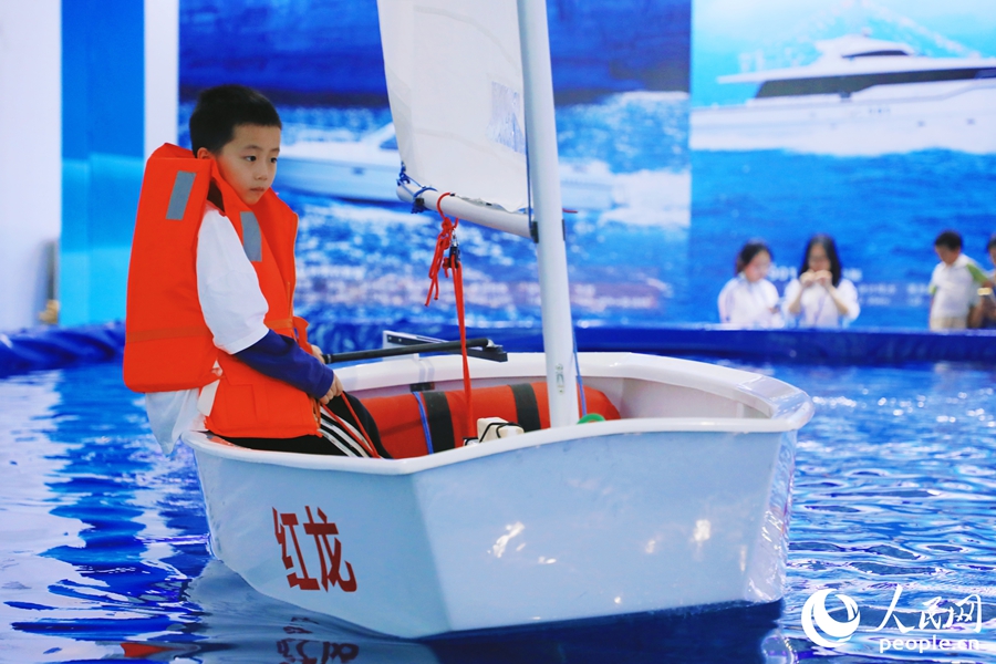 小朋友在展廳參與游艇體驗。人民網(wǎng) 李唯一攝