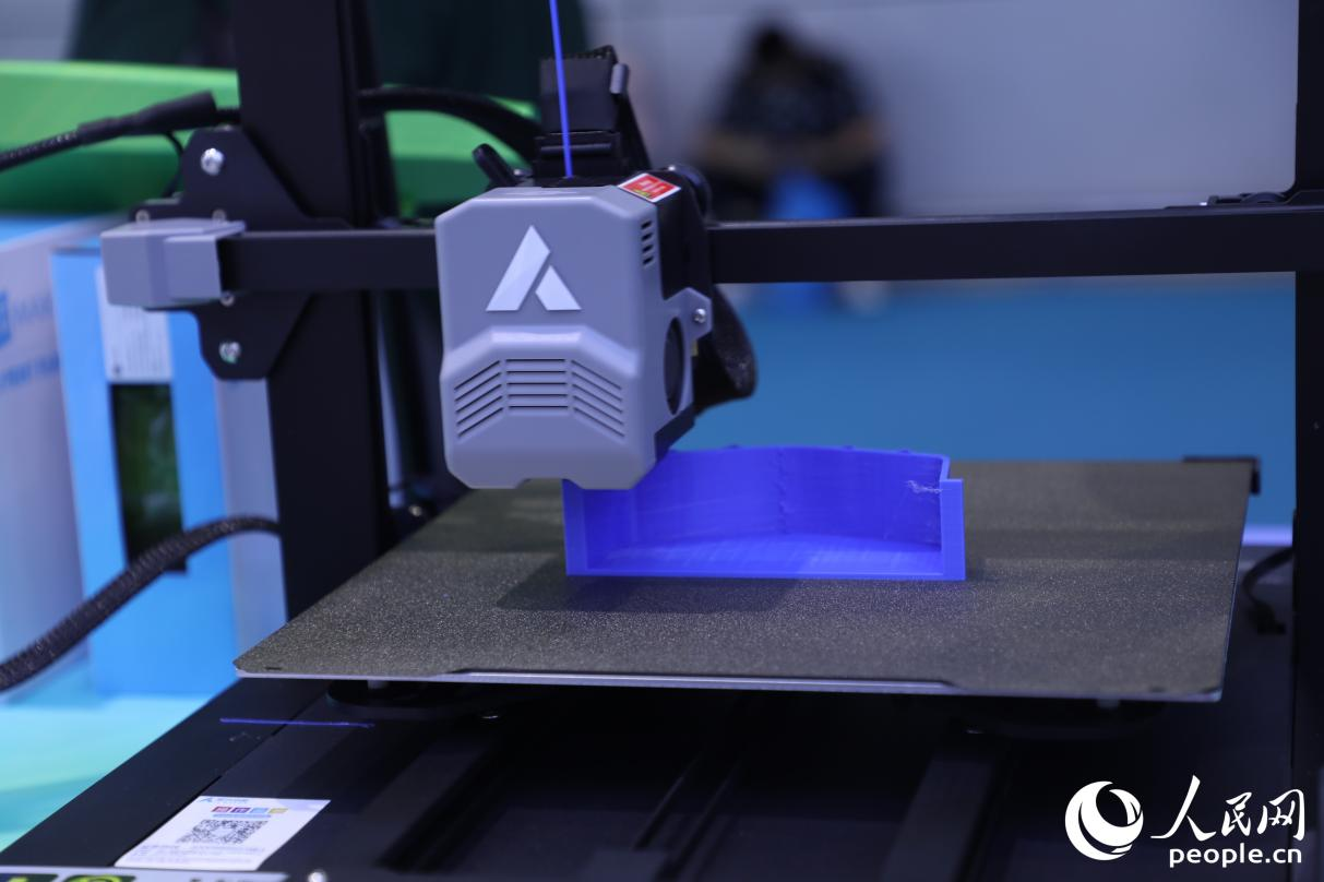 展覽現(xiàn)場(chǎng)模擬船艇3D打印技術(shù)的打印過程。人民網(wǎng) 李唯一攝