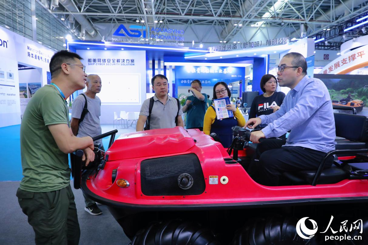 觀眾向參展商了解游艇有關(guān)情況。人民網(wǎng) 李唯一攝