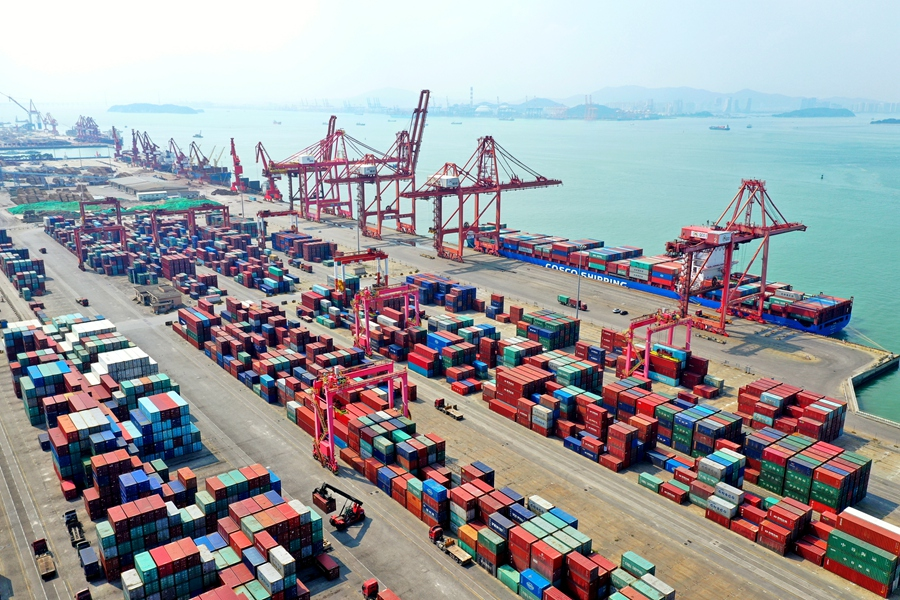 位于廈門(mén)灣南岸的招銀港區(qū)一片繁忙景象。漳州開(kāi)發(fā)區(qū)黨委宣傳部供圖