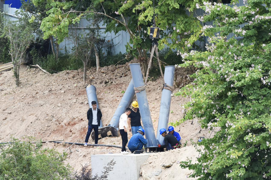 工人配合吊機(jī)安裝無(wú)障礙設(shè)施組建。吳振湖攝