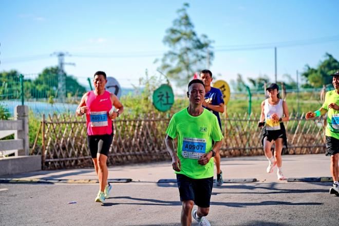 跑友們在鄉(xiāng)野間奔跑。漳州市龍文區(qū)融媒體中心供圖