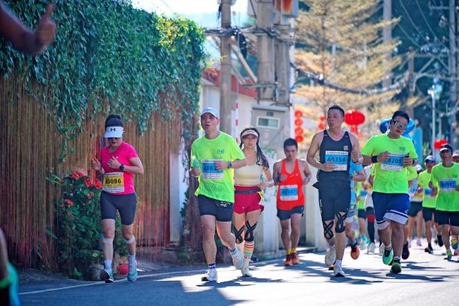 跑友們?cè)谡麧嵉拇宓郎媳寂堋Ｕ闹菔旋埼膮^(qū)融媒體中心供圖