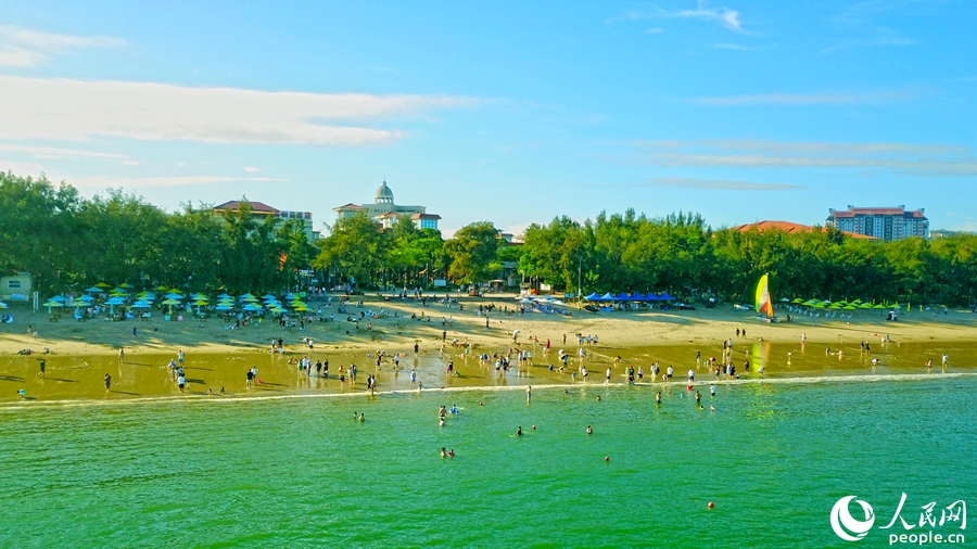 東山縣馬鑾灣海面波光粼粼，海水清澈蔚藍(lán)，游客熙熙攘攘。人民網(wǎng) 李昌乾攝