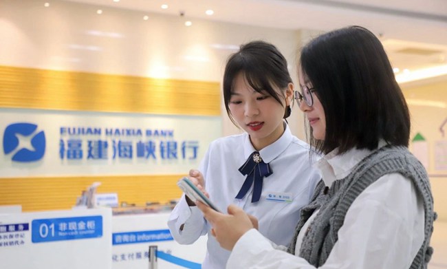 工作人員正耐心細(xì)致地為群眾辦理醫(yī)保業(yè)務(wù)，答疑解惑