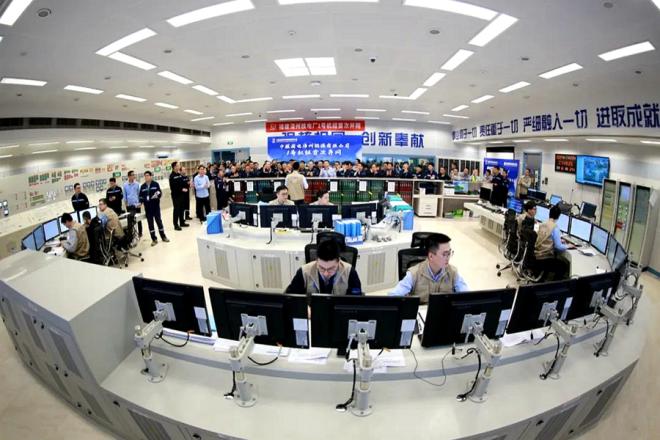 工作人員在查看漳州核電1號機組各項技術(shù)指標(biāo)。中核國電漳州能源供圖