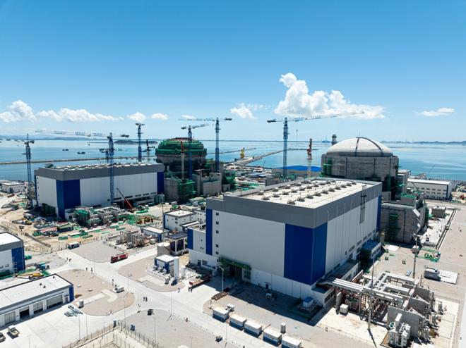 漳州核電1號機組（右）。中核國電漳州能源供圖