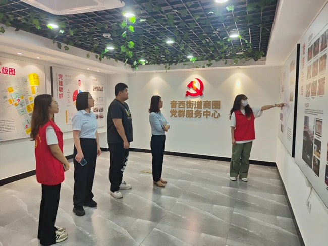 音西街道商圈黨群服務(wù)中心黨員志愿者向新加入商圈黨員群眾簡(jiǎn)介商圈黨建工作開(kāi)展情況