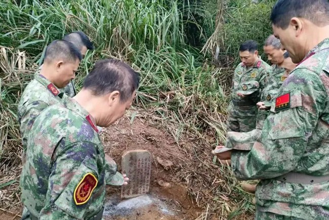 黃岐鎮(zhèn)海新社區(qū)工作人員對(duì)烈士墓進(jìn)行緬懷。