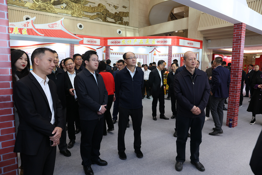 嘉賓巡展。長泰區(qū)融媒體中心供圖