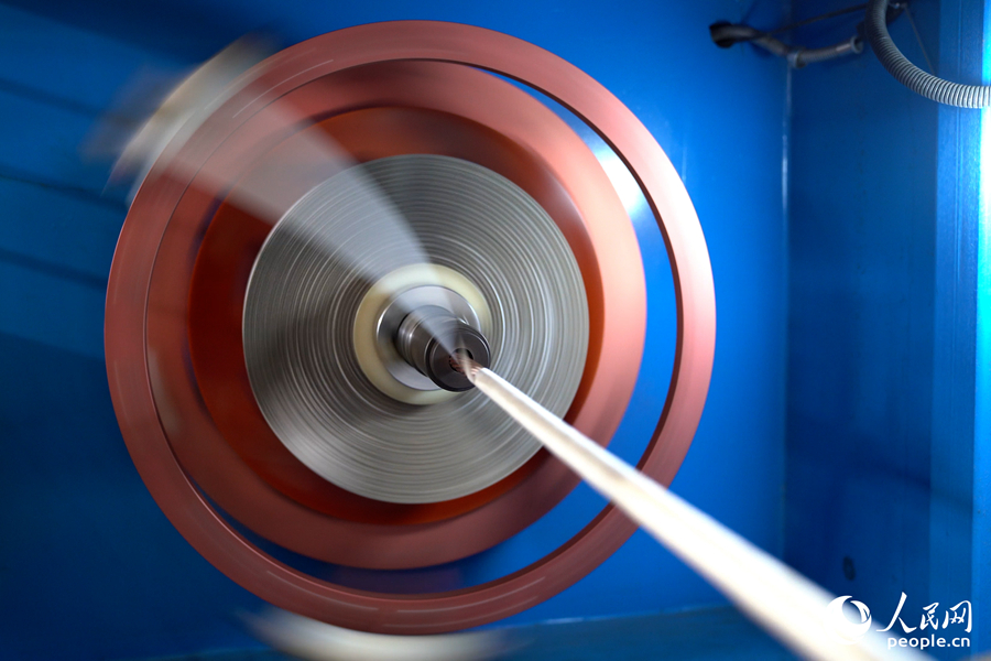 通過技術(shù)升級(jí)，輝陽電纜生產(chǎn)端實(shí)現(xiàn)大幅提速。人民網(wǎng)記者 蘭志飛攝