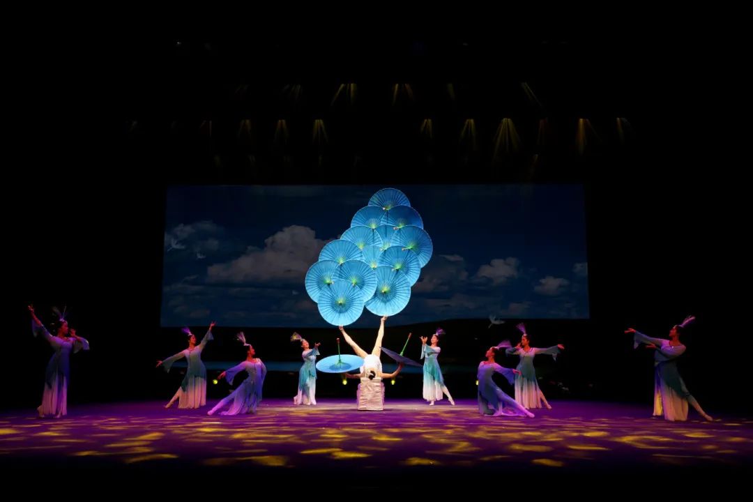 中國雜技“金菊獎”獲獎節(jié)目《蹬傘》。