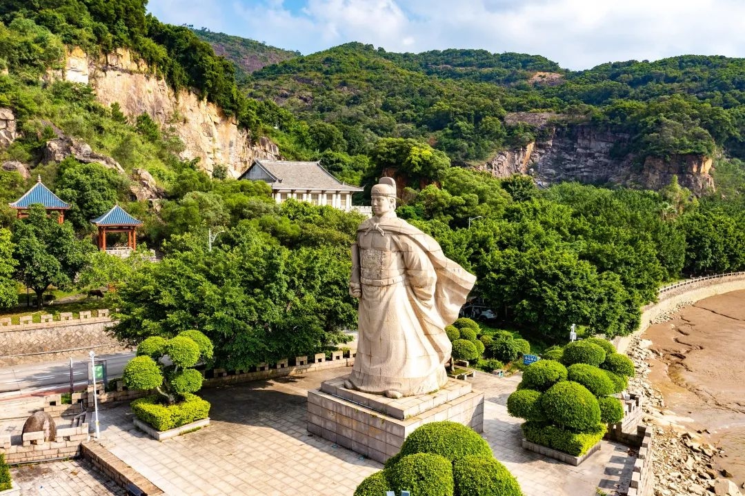聳立在閩江邊的鄭和石雕像。姜亮攝