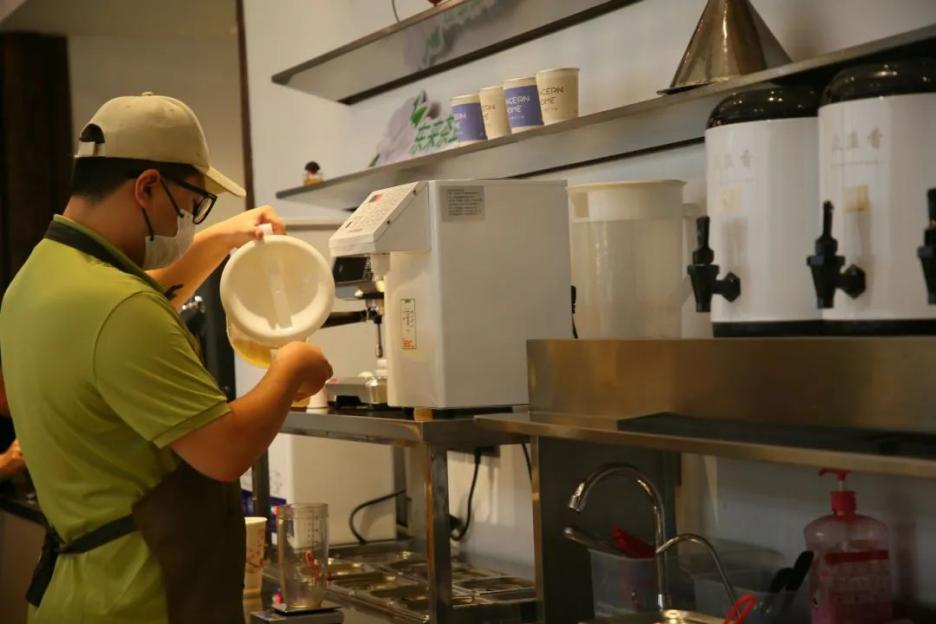 創(chuàng)新茶飲深受年輕消費者喜愛。長樂區(qū)融媒體中心供圖