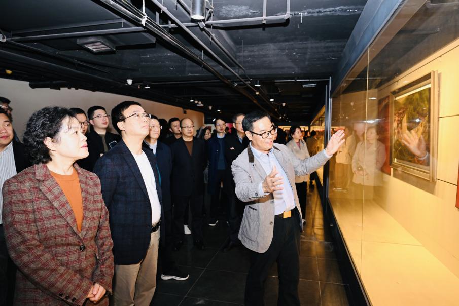 漆畫藝術(shù)家周榕清向觀展者介紹創(chuàng)作的作品內(nèi)涵。葉誠(chéng)攝