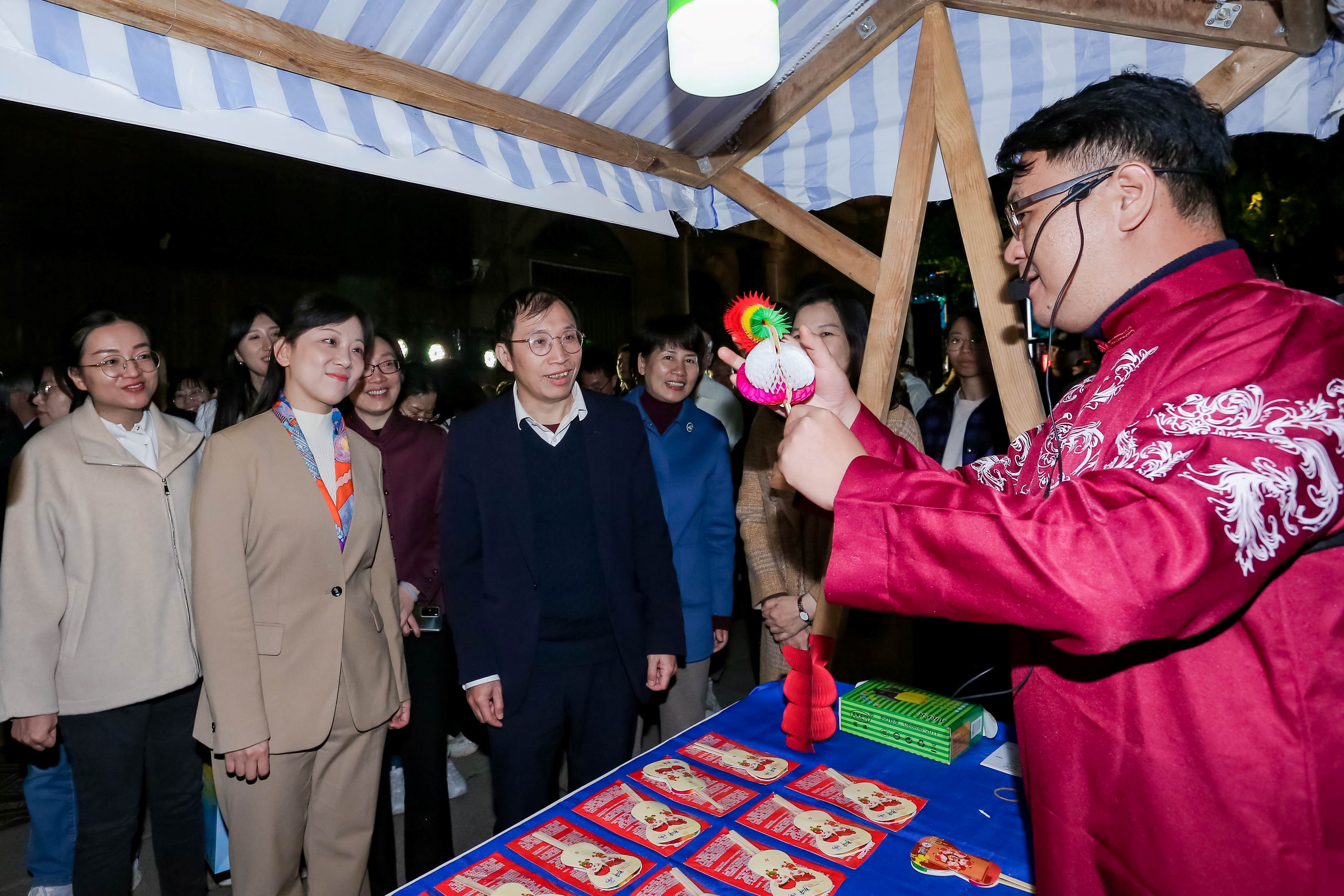 表演現(xiàn)場(chǎng)人頭攢動(dòng)。