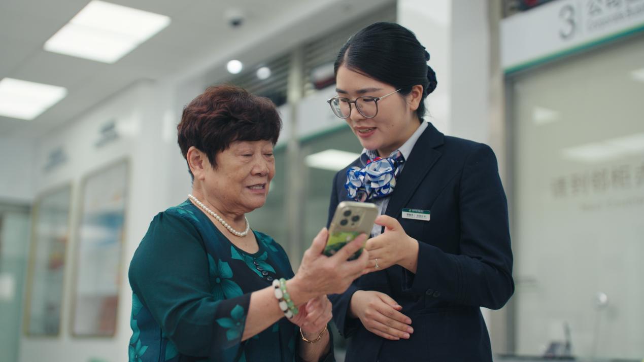 郵儲銀行埔頂支行工作人員為老年客戶講解業(yè)務。黃瑩攝