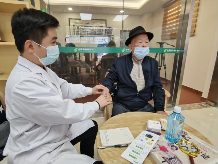 郵儲銀行東莊支行舉辦健康義診活動。黃益強攝