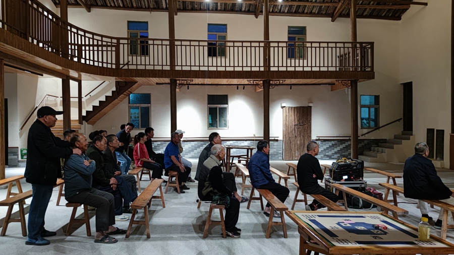 老人群眾飯后在改造后人民會堂觀看電影。霞浦縣融媒體中心供圖