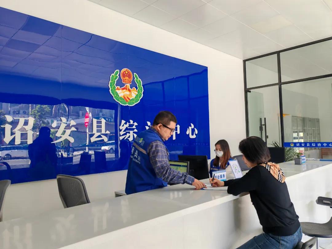 詔安縣綜治中心綜合服務(wù)大廳，網(wǎng)格員正受理群眾訴求。詔安縣融媒體中心