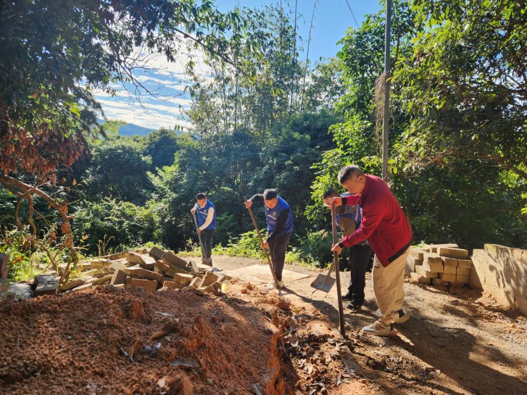 官陂鎮(zhèn)綜治中心協(xié)調(diào)處理村民間路權(quán)糾紛，經(jīng)調(diào)解最終順利疏通道路，促成和解。詔安縣融媒體中心