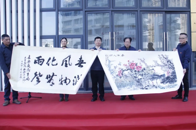 天臺(tái)畫(huà)院向長(zhǎng)樂(lè)贈(zèng)送書(shū)畫(huà)作品