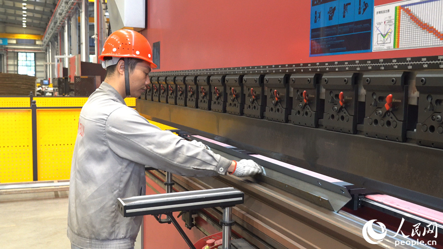 中僑富士生產(chǎn)車間內(nèi)，技術(shù)人員對電梯零部件進行加工。人民網(wǎng)記者 蘭志飛攝