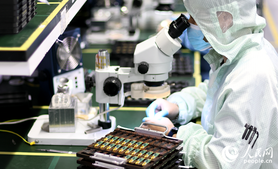 在恒寶通的光模塊生產(chǎn)車間，工作人員在完成鏡檢工序。人民網(wǎng) 李昌乾攝