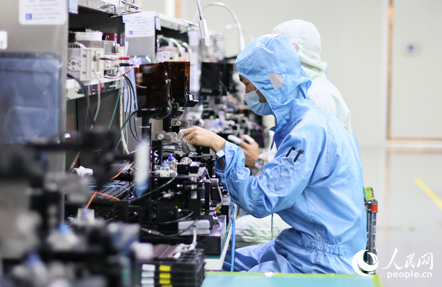 恒寶通生產(chǎn)車間，一名工作人員正在進(jìn)行耦合工序。人民網(wǎng) 李昌乾攝