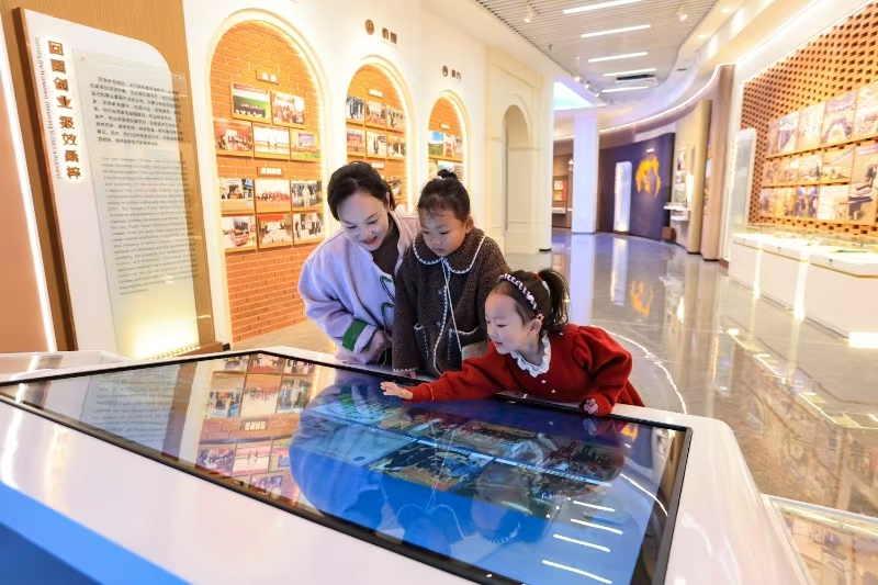 游客觀看明溪縣僑鄉(xiāng)文化展示館歷史介紹。明溪縣融媒體中心供圖