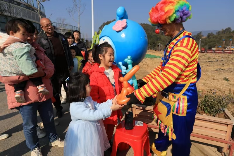 葡萄酒文化小鎮(zhèn)內(nèi)游客與工作人員互動。明溪縣融媒體中心供圖