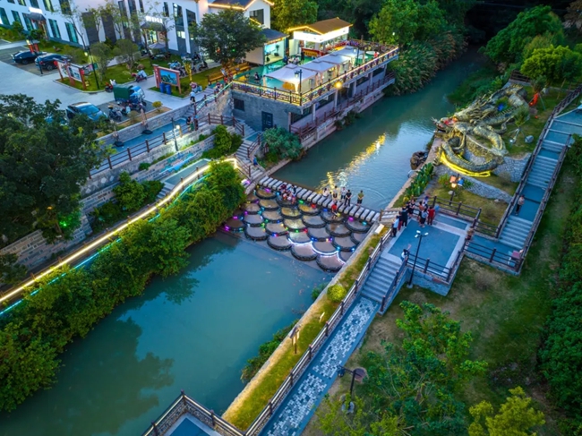 新覽村。鄭潔玲攝