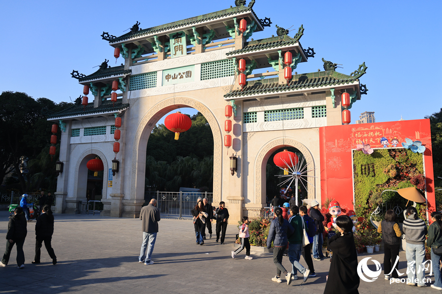 廈門(mén)中山公園南門(mén)掛起大燈籠。人民網(wǎng)記者 陳博攝