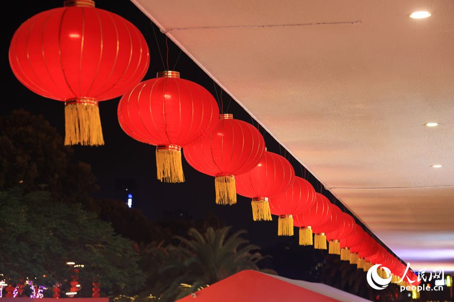 成排的大紅燈籠。人民網(wǎng)記者 陳博攝