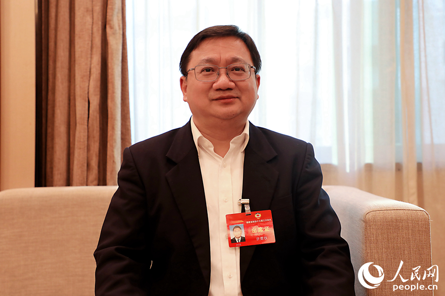 福建省政協(xié)副秘書長，臺(tái)盟中央委員、福建省委會(huì)專職副主委許勇鐵。人民網(wǎng) 李唯一攝