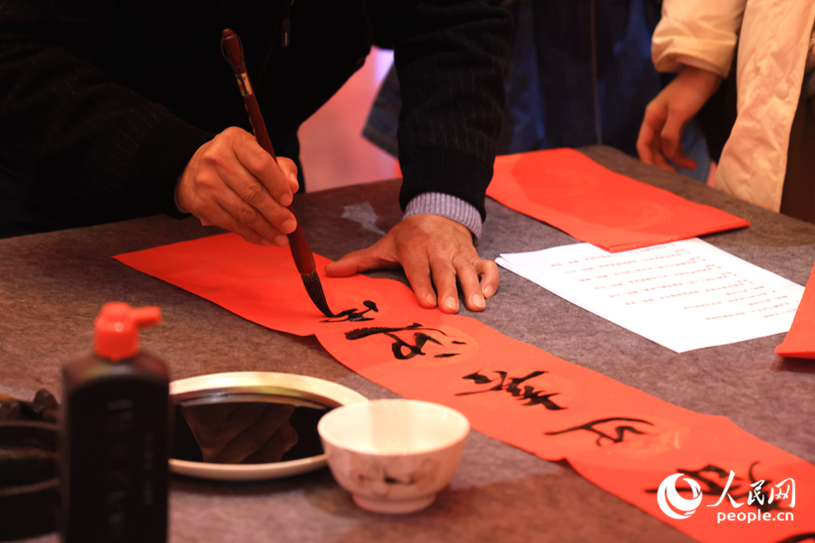 紅紙上的一筆一畫，滿是過年的儀式感。人民網(wǎng)記者 陳博攝
