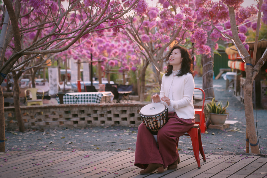 音樂愛好者在花海之下演奏。張秀云攝