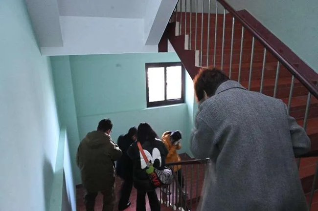 參訓(xùn)人員從疏散樓梯有序撤離