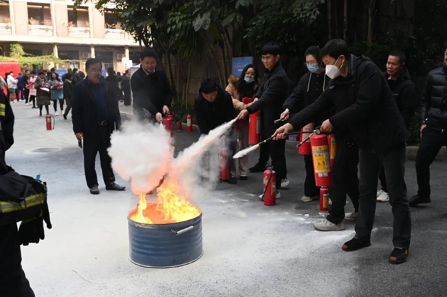 操作滅火器現(xiàn)場滅火