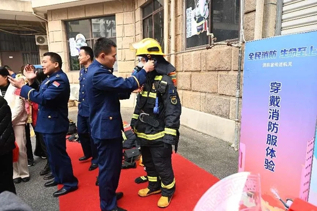 現(xiàn)場穿戴消防服體驗(yàn)